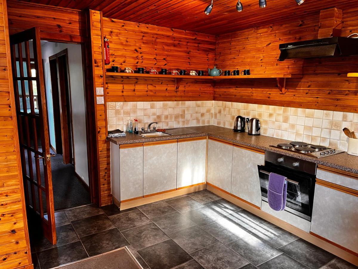 פורט ויליאם Snowgoose Apartments & Bunkhouse מראה חיצוני תמונה