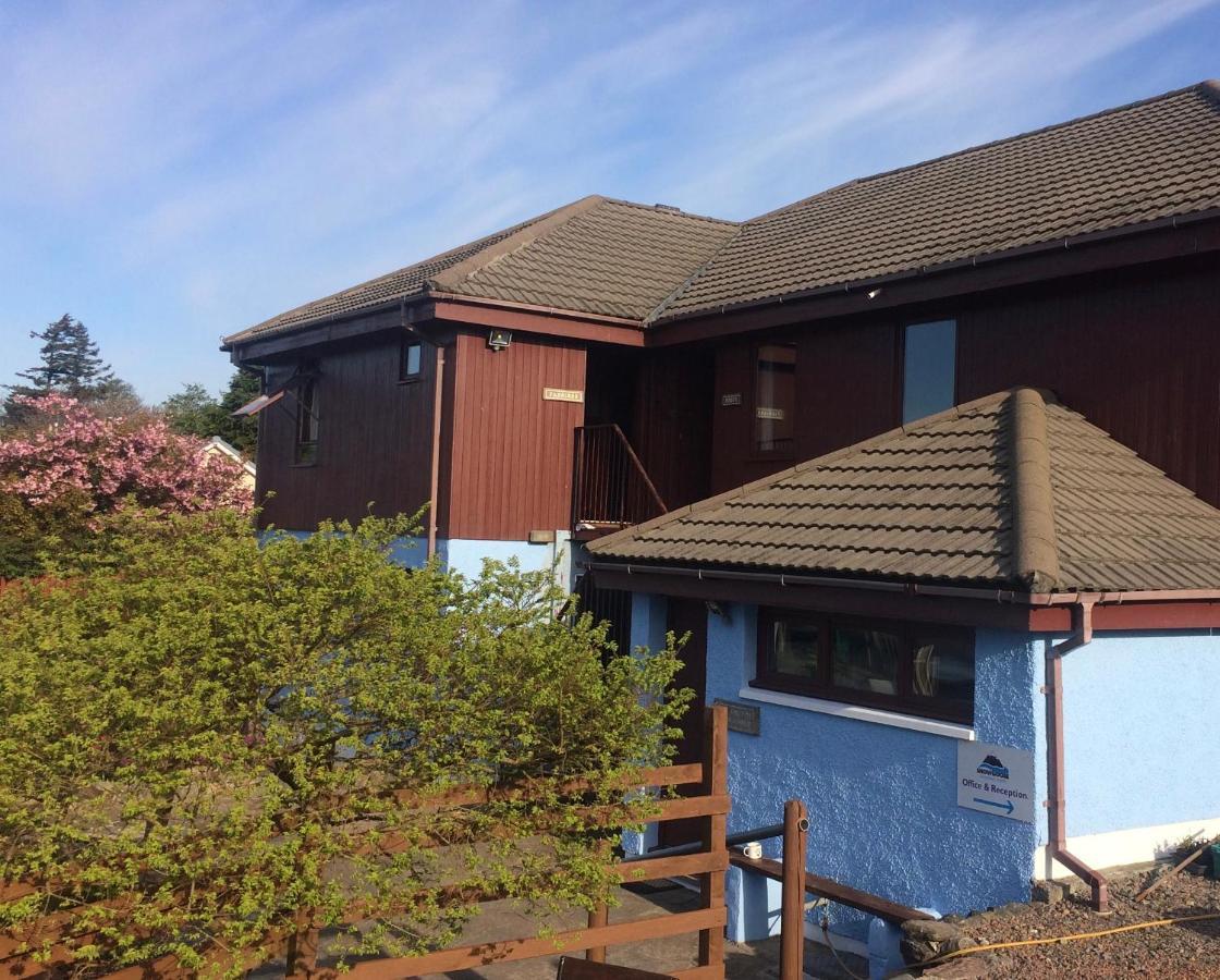 פורט ויליאם Snowgoose Apartments & Bunkhouse מראה חיצוני תמונה